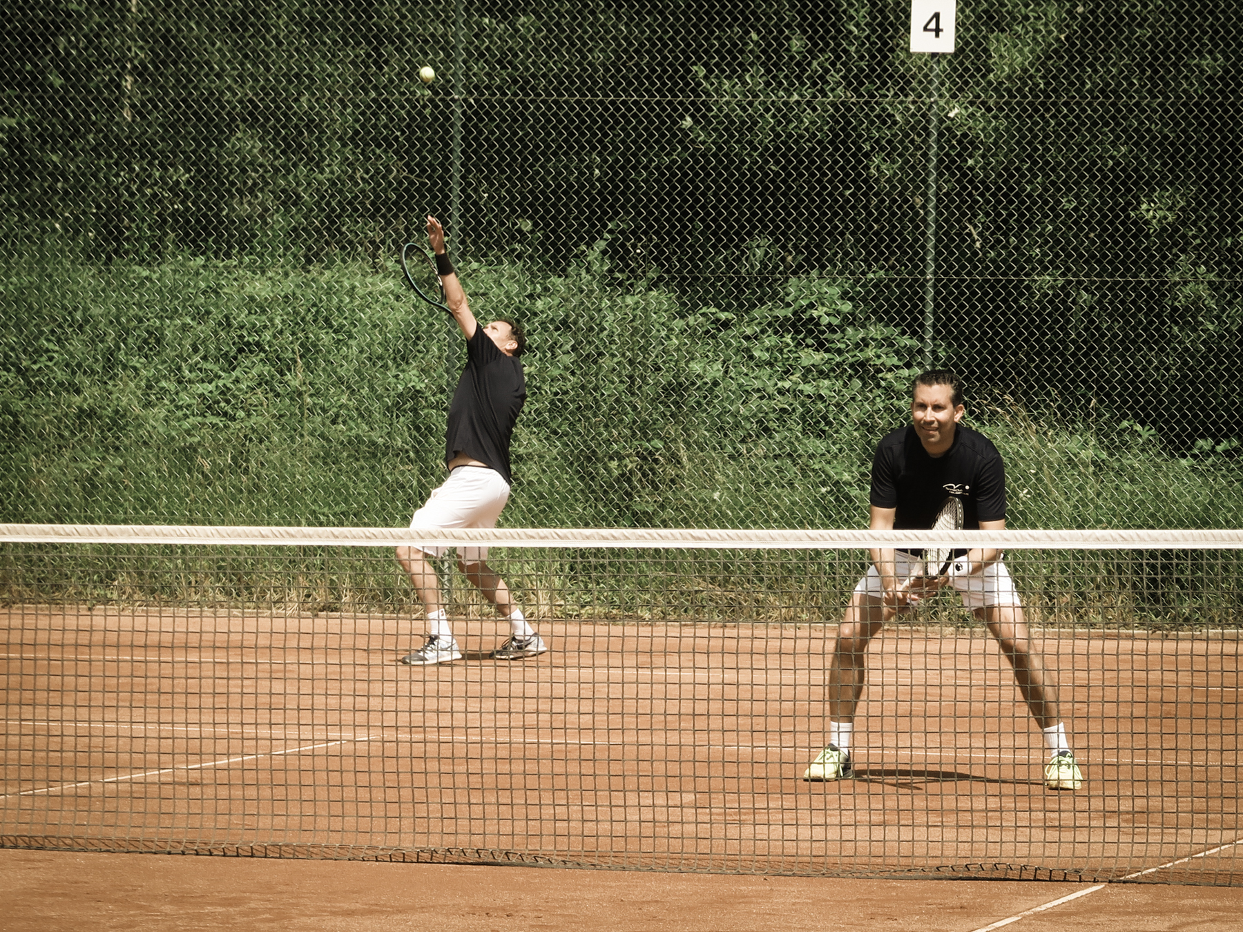 Mehr über den Artikel erfahren Aufstieg in die 2. Liga! Letzte Runde beim TC Kilchberg